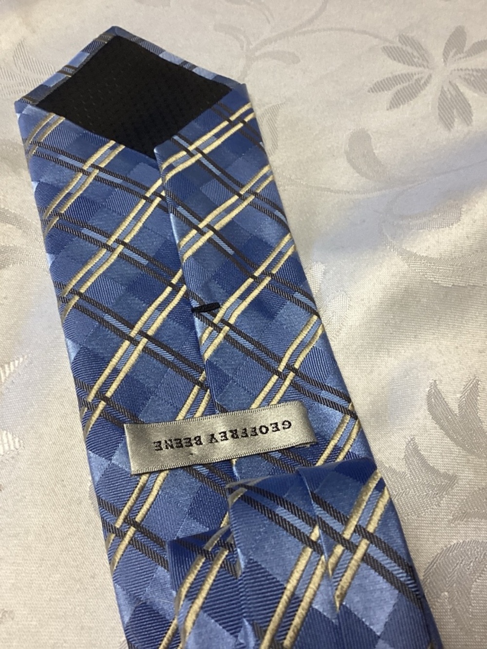 Geoffrey Beene Blue GEOMETRIC.  Silk Tie - lovely design SOPHISTICATED 💙💙💙💙 - Picture 2 of 8